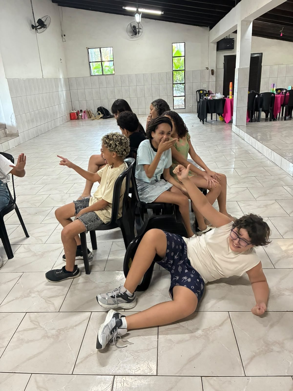 Crianças brincando em dinâmica de recreação da Deby On